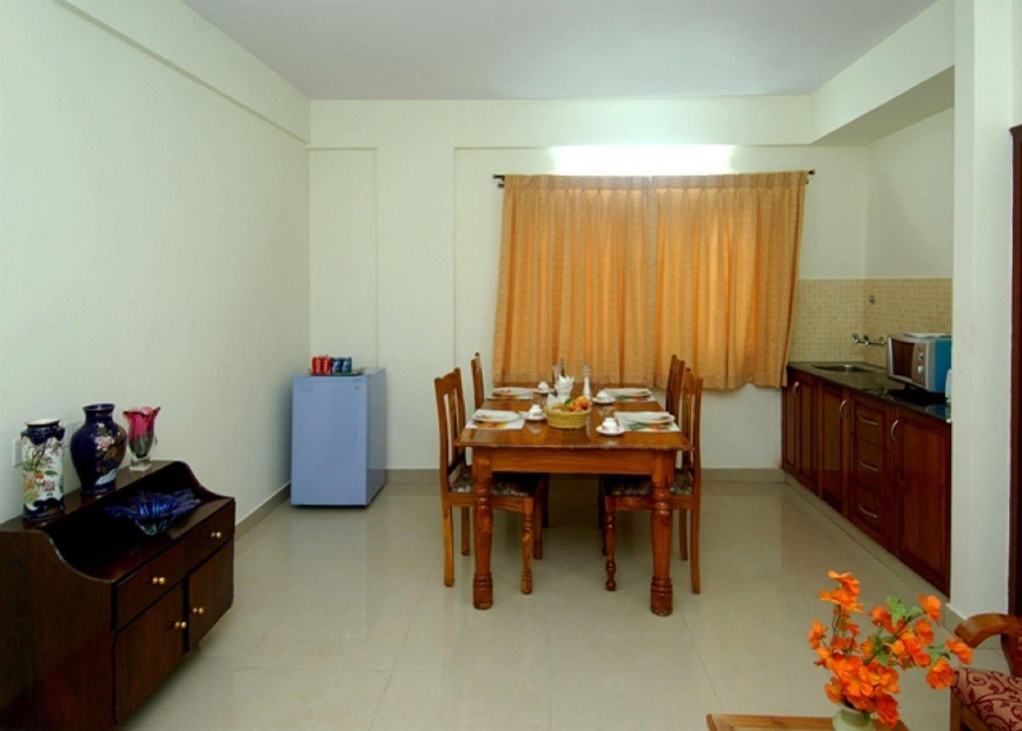 Oyo 6110 Thalassa Suites บังกาลอร์ ภายนอก รูปภาพ