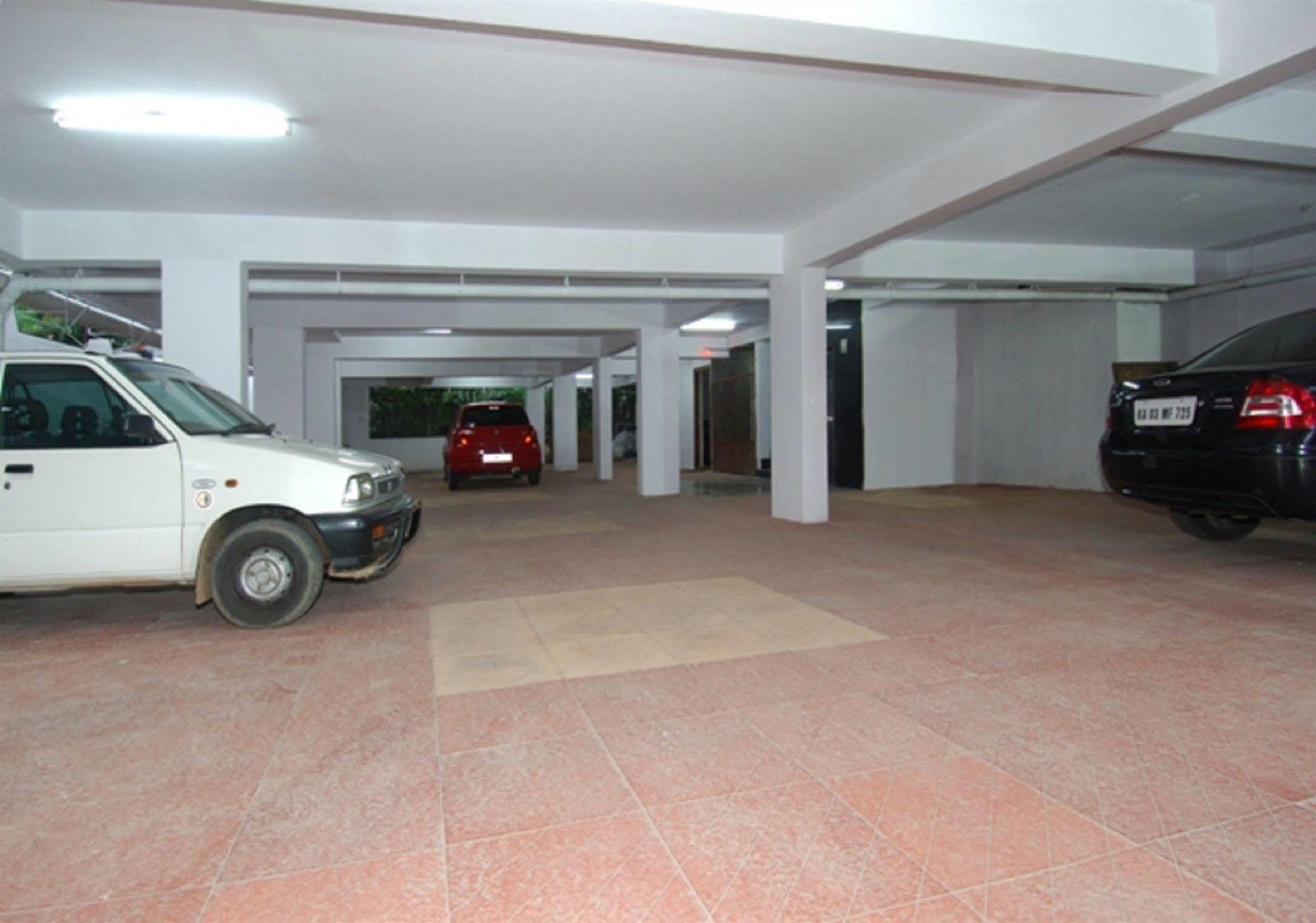 Oyo 6110 Thalassa Suites บังกาลอร์ ภายนอก รูปภาพ